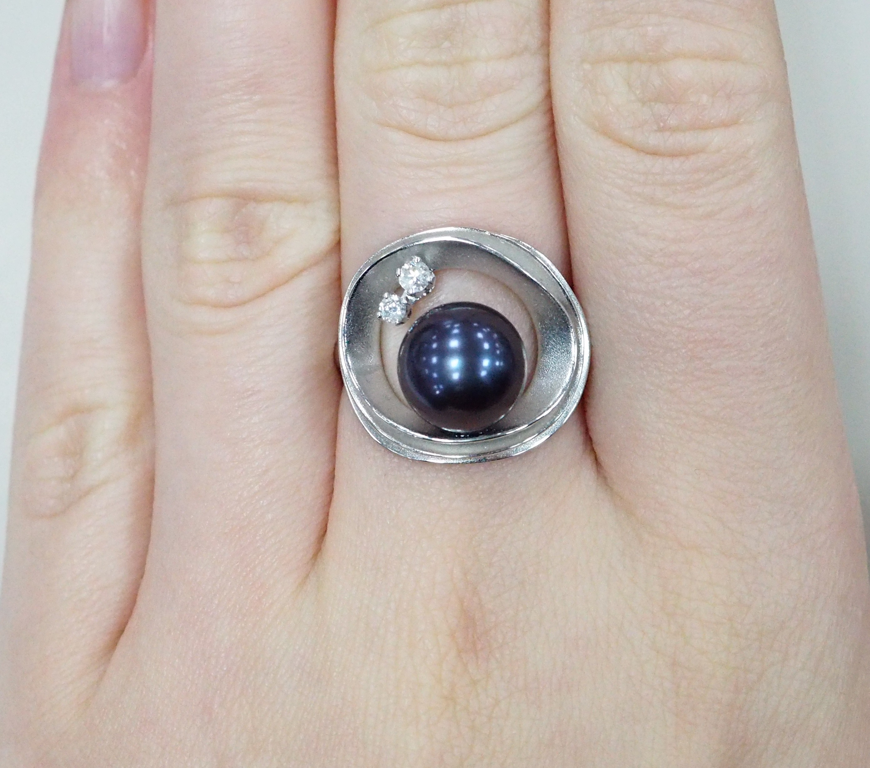 Кольцо из белого золота с черным жемчугом